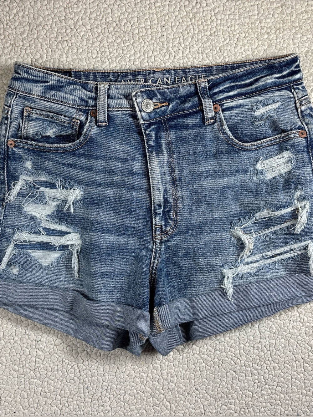 American Eagle Stretch Mom Short Size 8 Distressed Cuffed Medium Wash Shorts